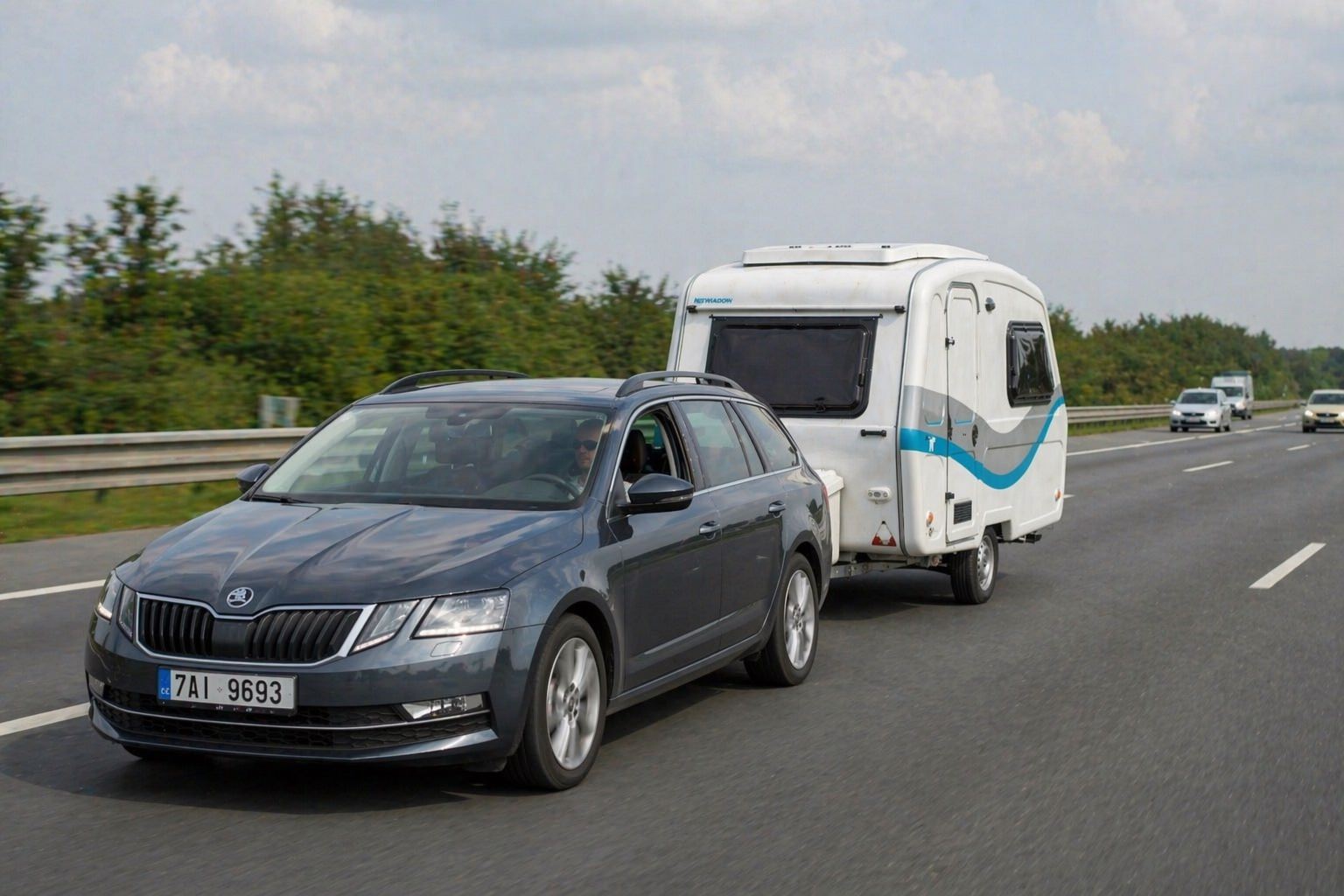 karavan na dálnici Niewiadów